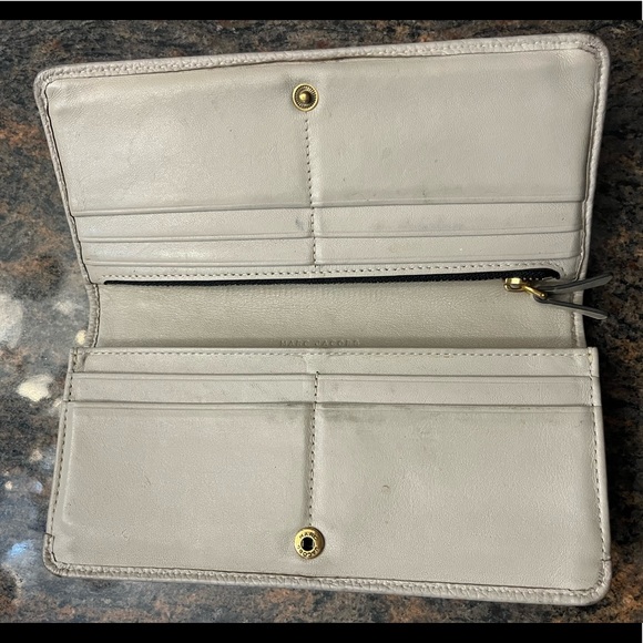 Marc Jacobs Gray Bifold Wallet. Snap closure w/ Gold Zipper Detail - Picture 8 of 10